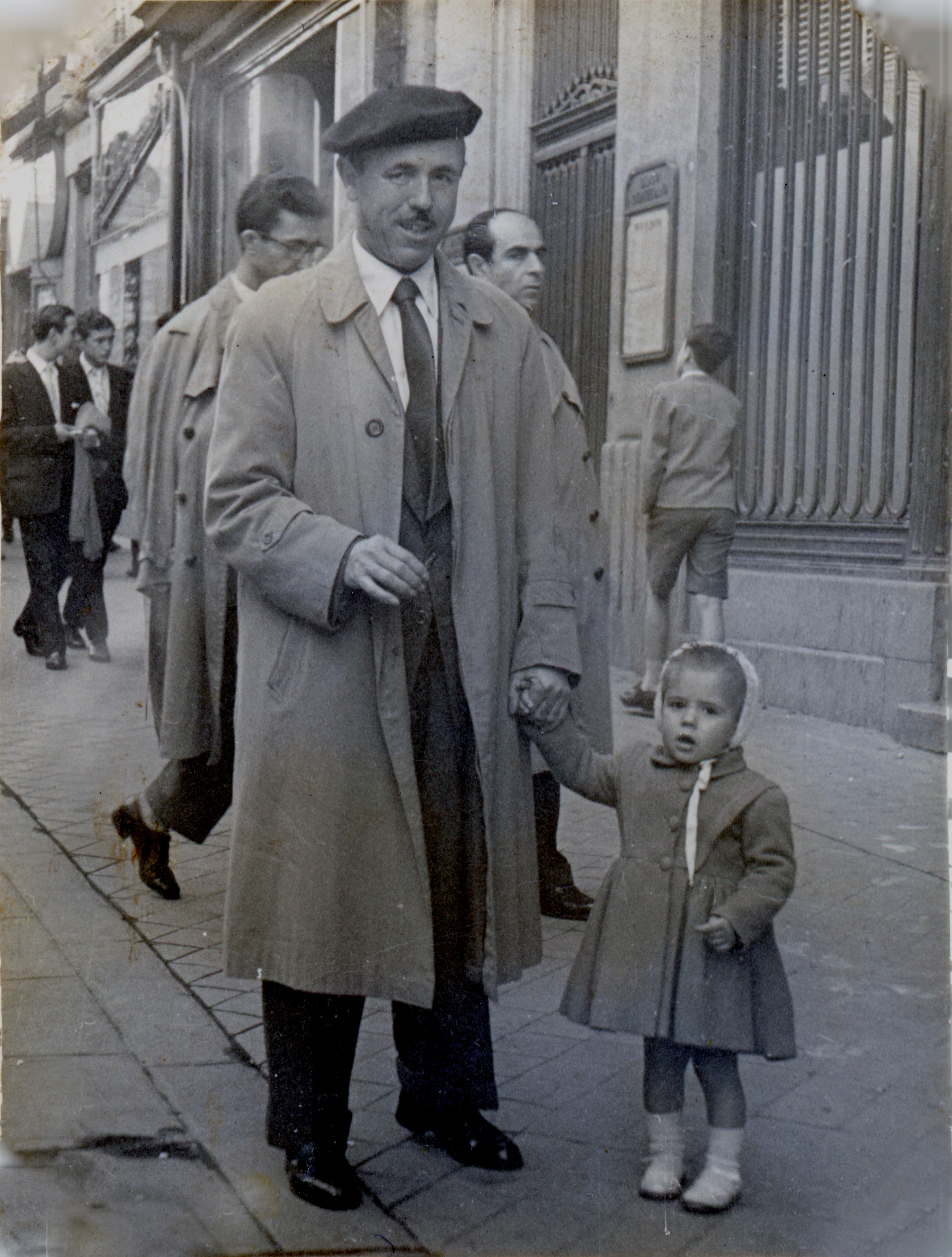 Manuela con el abuelo Paco, El pasado Revelado